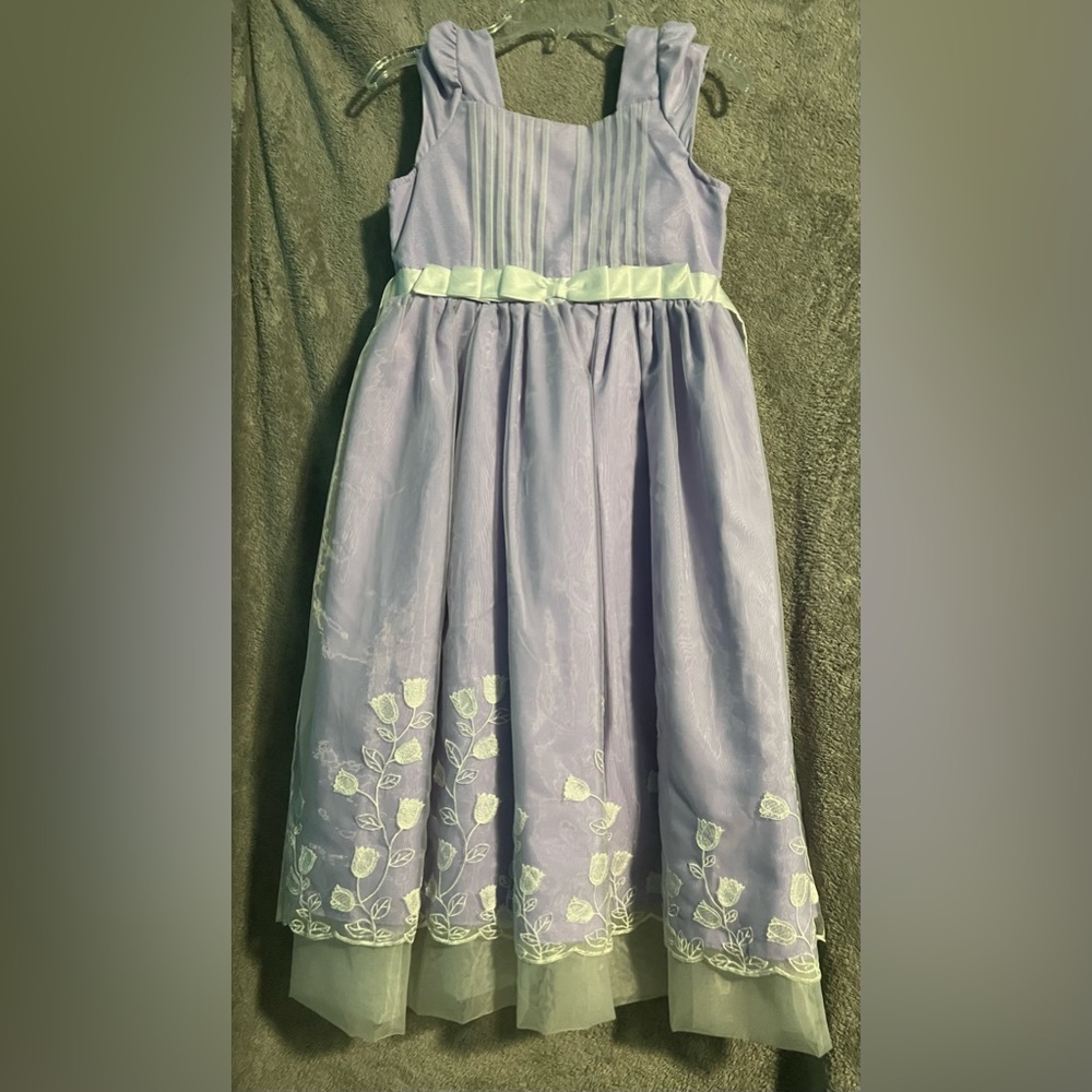 Lavender & White Dress . Kids size 8 .